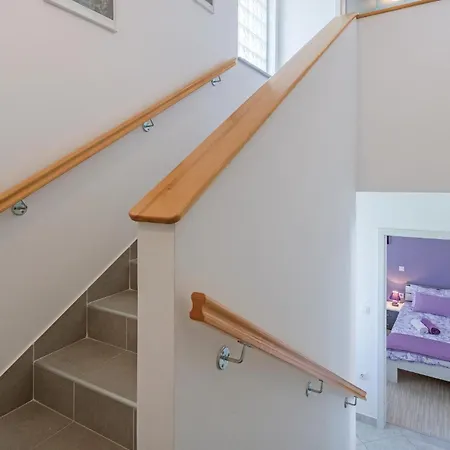 Cozy In Pula With Wifi Pola