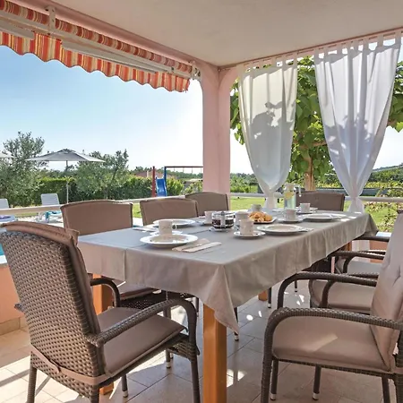 Semesterbostad Cozy In Pula With Wifi *