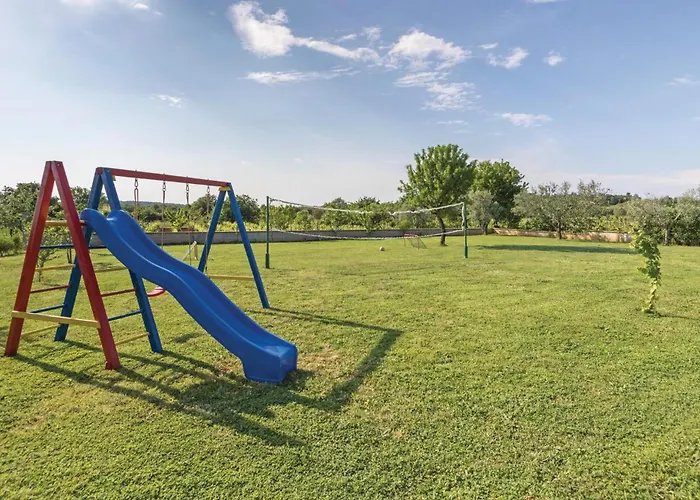 Cozy Home In Pula With Wifi Vikendica